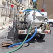 Camion de vidange pour l'épuration