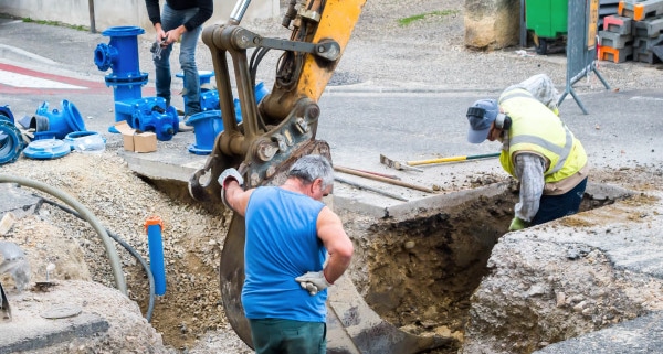 Que doit faire la commune pour le raccordement du tout-à-l'égout ?